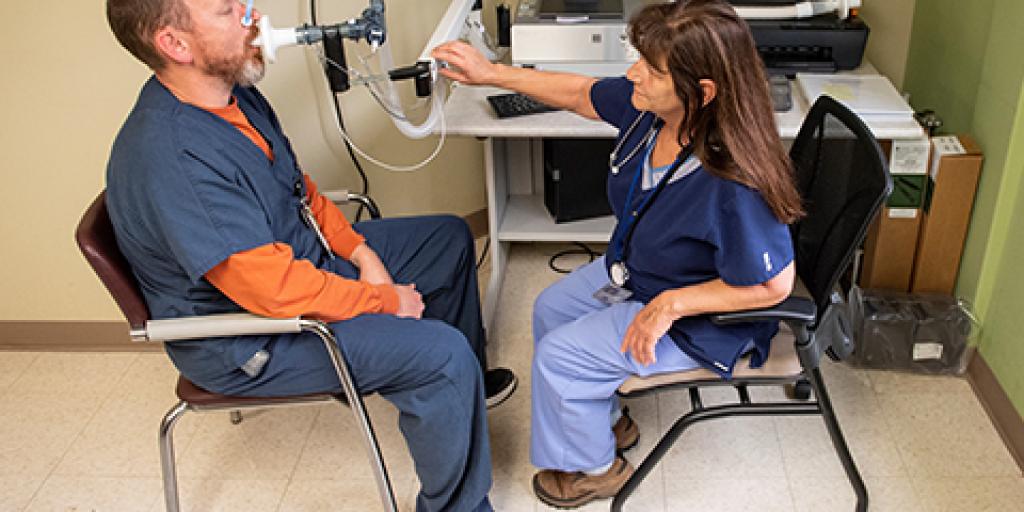 VA Pittsburgh respiratory therapists demonstrate how a pulmonary function test is given.