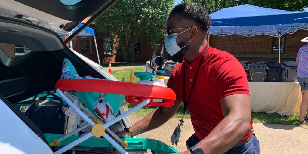 TVHS Associate Director at Murfreesboro Edward Payton loads a toy baby stroller into a woman Veteran's car at the 2022 Women Veterans Baby Shower