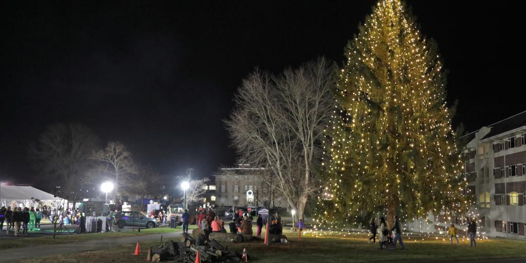 MOUNTAIN HOME, Tenn. (December 2, 2022)— Employees at James H. Quillen VA Medical Center (JHQVAMC) gather for the second annual Holiday Festival and Market December 2, 2022, here. (Official photograph by Cory R. Chapin)