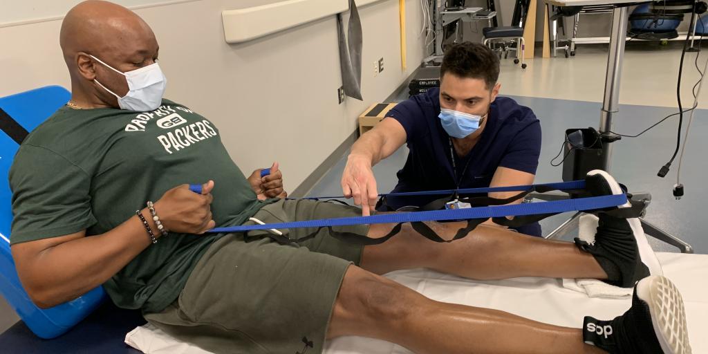 Mike Harlan works out knee with Mike Waller