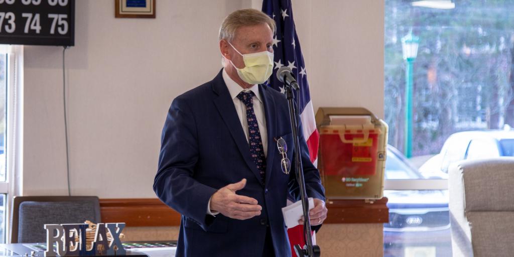 Dean Borsos, medical center director, speaks into microphone.