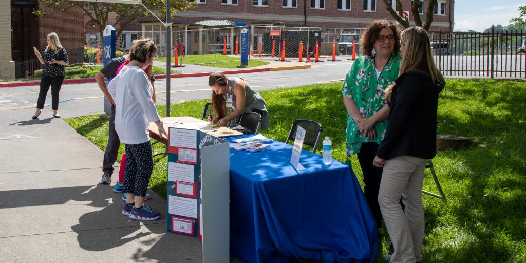 Participants of the VA2K register at the James H. Quillen VA Medical Center’s (JHQVAMC) starting line.