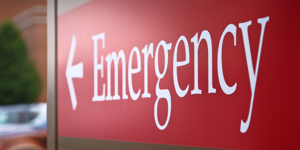 a sign saying emergency room