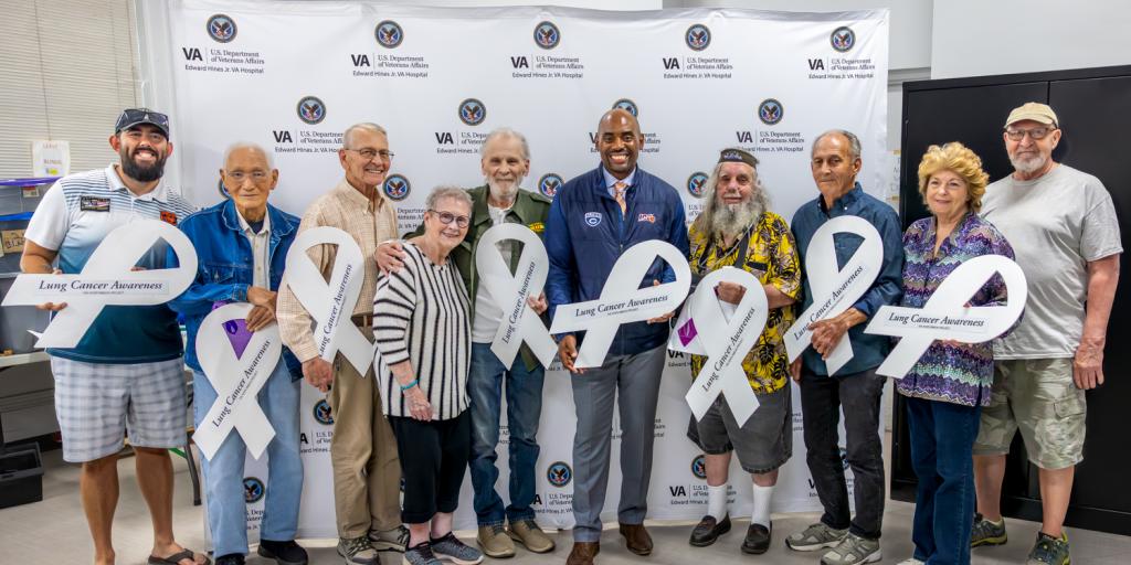 Former Chicago Bears linebacker Chris Draft presents lung cancer survivors with white ribbons. 