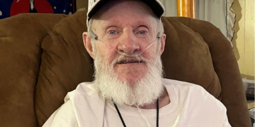 Veteran Sammy Thigpen sitting in a brown recliner