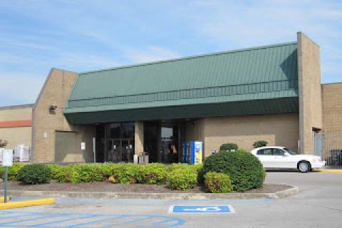 Photo of the outside mall entrance to the McMinnville VA Clinic, which is located inside the Three Star Mall.