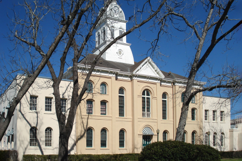 Use the front entrance of the Jasper County Courthouse to access the Vet Center office on the second floor.