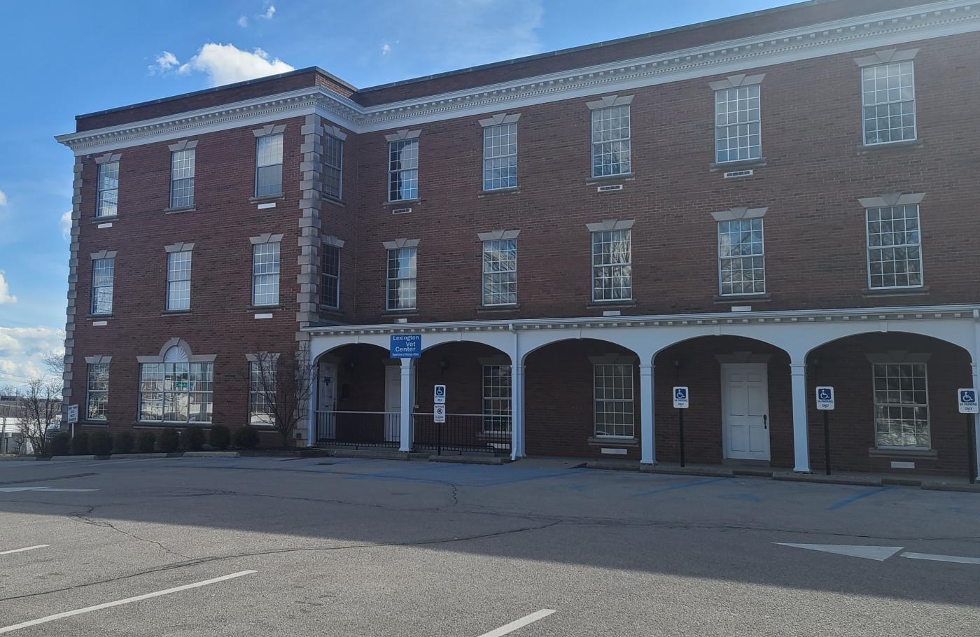 Front view of Lexington Vet Center