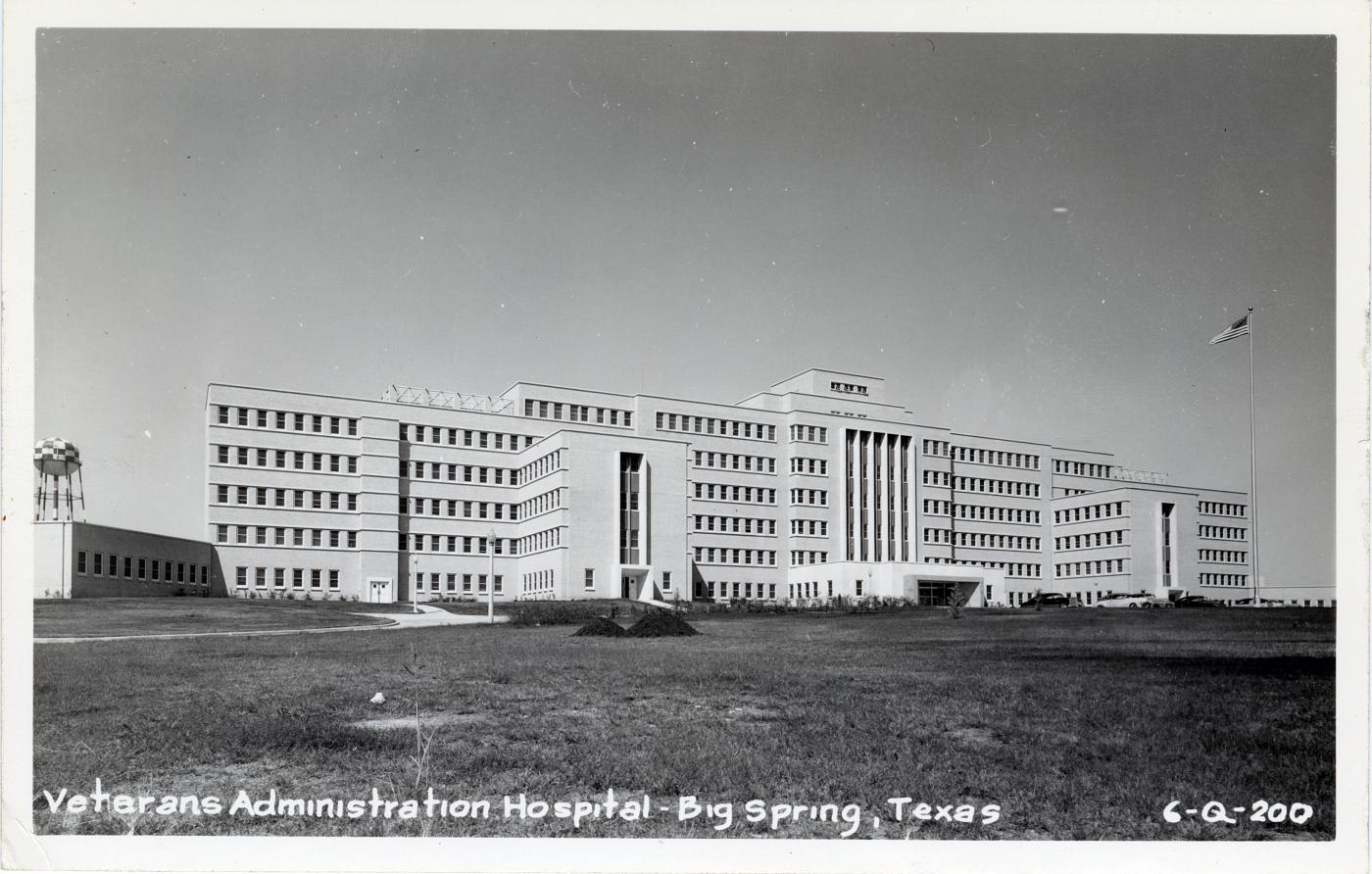 Black and white photo of a hospital with five floors and hundreds of windows