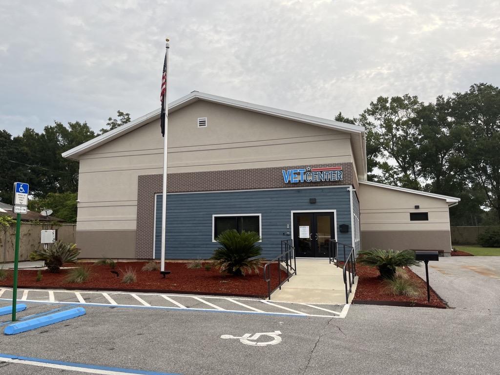Picture of front of Pensacola Vet Center with flagpole and entrance