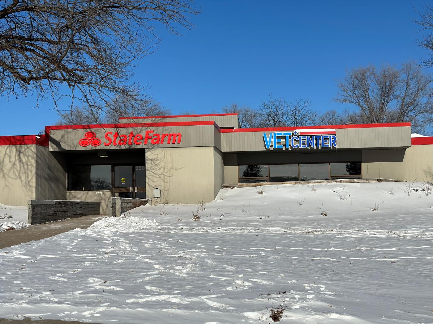 St. Cloud Vet Center Outstation building. Building description is grey in color with business signage listed on front of building.