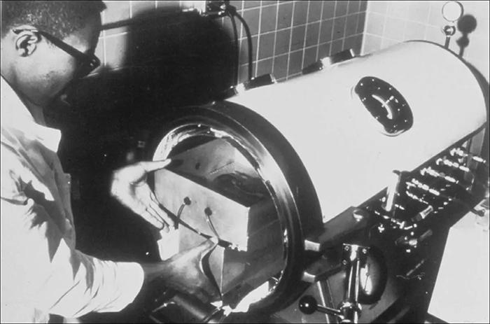Hyperbaric oxygen chamber used by Starzl in the 1960s