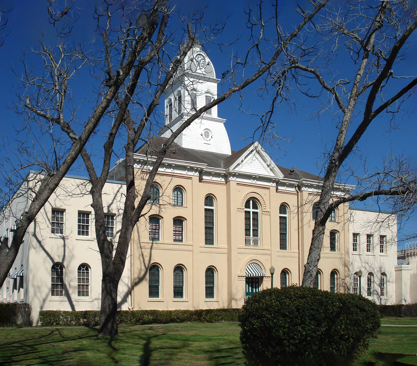 Use the front entrance of the Jasper County Courthouse to access the Vet Center office on the second floor.